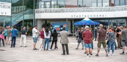 Auf dem Rathausplatz fanden sich von der Polizei auf 80 geschätzte Zuhörer zur Kundgebung der AfD ein.