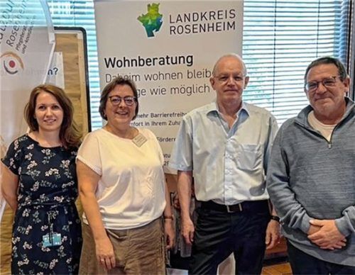 Auf der Senioren-Messe: (von links) Regina Schwägerl vom Pflegestützpunkt Rosenheim, Brigitte Neumeier von der Fachstelle Wohnberatung, Seniorenbeauftragter Josef Gasteiger und Thomas Waldvogel, Beauftragter des Landkreises Rosenheim für die Belange älterer Menschen.Foto Gasteiger