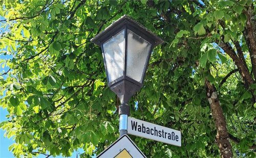 Aufgrund der dauerhaften Energieeinsparung beschloss der Gemeinderat Pittenhart die überplanmäßige Ausgabe für die Umrüstung auf LED-Straßenbeleuchtung.Foto emk