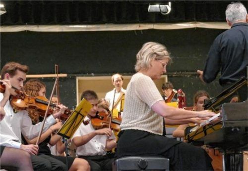Aufmerksam begleiten die Streicher die Klaviersolistin Friederike Mirow.Foto janka