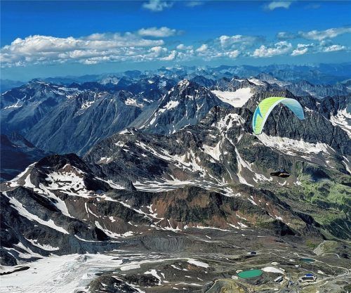 Beeindruckende Kulisse: Auf dem Weg von Sterzing ins Ötztal überqueren die Piloten den Alpenhauptkamm.Foto re