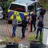 Schwer bewaffnete Polizisten stürmen Haus in Pang