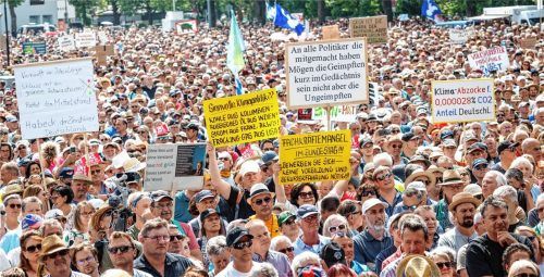 Bei der noch immer heiß diskutierten Demonstration gegen die Klima-Politik der Ampelregierung unter dem Motto „Stoppt die Heizungsideologie“ hielten Teilnehmer Schilder mit Aufschriften wie „Vernunft vor Ideologie – Schluss mit dem grünen Schwachsinn! Rettet den Mittelstand – Habeck, der Zerstörer Deutschlands“, „Sinnvolle Klimapolitik?? Kohle aus Kolumbien! Russisches Öl aus Indien! Strom aus französischen AKW! Fracking-Gas aus USA!“ oder „Fachkräftemangel im Bundestag!!! Bewerben Sie sich – keine Vorbildung und Berufserfahrung nötig!!!“ in die Höhe. Foto dpa
