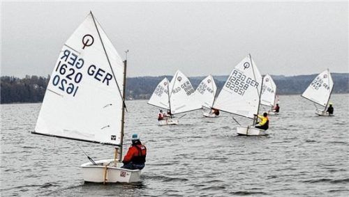 Bei der Opti-Ilca-Liga Chiemsee sind nach Seebruck schon neun Wettfahrten gesegelt. Foto Niessen