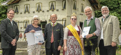 Bei der Preisverleihung: (von links) Dr. Hannes Beims, Imkereifachberater des Bezirks, die Priener Umweltreferentin Angela Kind, Bezirkstagspräsident Josef Mederer, die Bayerische Honigprinzessin Linda Jakob, Nußdorfs Verwaltungsleiter Ludwig Guggenberger und Bezirksrat Sebastian Friesinger im Bauernhausmuseum Amerang. Foto re