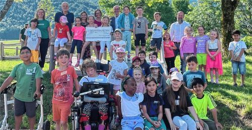 Bei der Scheckübergabe gab es nicht nur strahlende Kinderaugen, sondern auch bei den Erwachsenen (hinten von links) Ulrike Langner vom Förderzentrum, Stiftungsvorsitzender Dr. Ulrich Feldmann der Stiftung Hilfswerk Aschau, Sabrina Huber und Astrid Sauer von der Aschauer Preysing-Schule, Geschäftsführer des Behandlungszentrums Aschau Peter Wichelmann und künftiger Schulleiter des privaten Förderzentrums Michael Langner.Foto  Kirchner