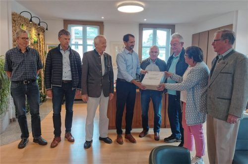 Bei der Übergabe der Unterschriften (von links): Ralf Seeburger, Leiter Umwelt- und Grünflächenamt, Franz Höhensteiger, Eberhard Höfele, Oberbürgermeister Andreas März, Ludwig Reitmaier, Reinhard Mertel, Vorsitzende des Seniorenbeirats Irmgard Oppenrieder und Theodor Auer. Foto Beuerlein