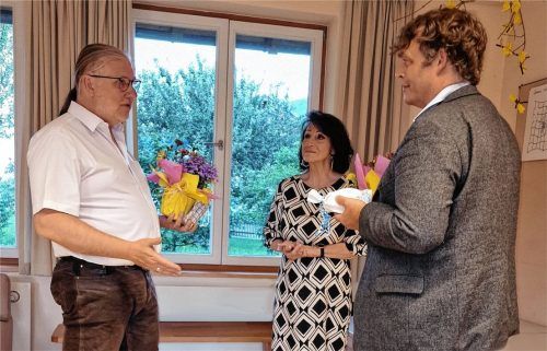 Bei der Vollversammlung der Arbeitsgemeinschaft für Caritas und Sozialarbeit, Dekanat Inntal, im Pfarrheim St. Martin Flintsbach tauschten sich nach ihren Vorträgen Diakon Thomas Jablowsky, der Leiter der Notfallseelsorge im Stadt- und Landkreis Rosenheim (links) sowie Dr. Hans-Georg Speth, Leiter einer Gemeinschaftspraxis in Oberaudorf (rechts) mit der neuen Vorsitzenden der ARGE Caritas und Sozialarbeit, Sonja Greim, aus.Foto Schwindt