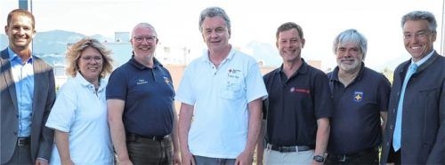 Bei der Vorstellung der Arbeit des PSNV: (von links) Oberbürgermeister Andreas März, Gaby Henke, Thomas Jablowsky, Horst Henke, Ralph Bernatzky, Peter Peischl und Landrat Otto Lederer (von links).Foto Landratsamt Rosenheim