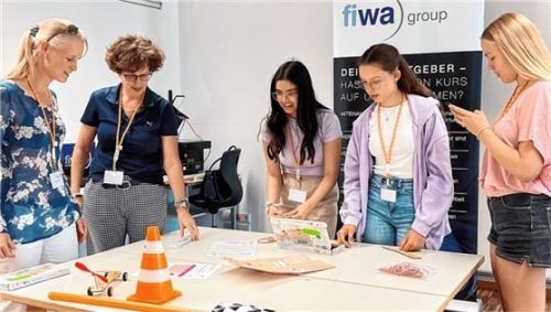 Beim Programm-Kickoff von empowerMINT beschäftigten sich die Schülerinnen in Workshops mit konkreten Aufgaben aus dem MINT-Bereich. Foto Steffi Panhans