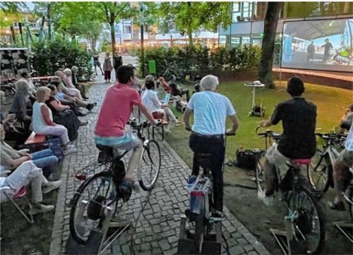 Beim Radlkino wurde mit Muskelkraft der Strom für den Projektor erzeugt. Foto Neuwirth