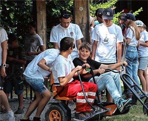 Beim Zeltlager der Rotkreuzjugend am Happingerausee in Rosenheim entstehen neue Freundschaften.Foto BRK