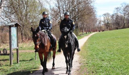 Berittene Polizei auf Patrouille Anfang April 2022 in Obing. Die Polizei bemühte sich, auch mit berittenen Sicherheitskräften Präsenz zu zeigen. Foto Auer