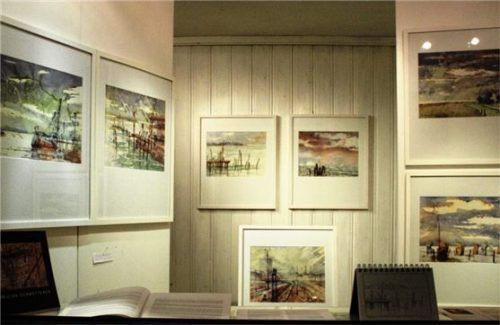 Blick ins Atelierfenster an der Hauptstraße in Staudach-Egerndach mit Werken von Maximilian Schmetterer. Foto Giesen