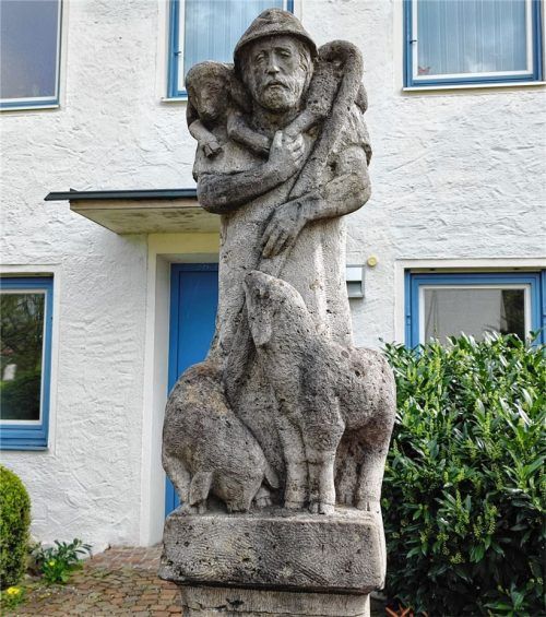 Brunnen „Guter Hirte“, Wachenzeller Dolomit, 1984; Figur mit Plinthe Höhe 108 Zentimeter, Breite 45 Zentimeter, Tiefe 36 Zentimeter; Pfeiler Höhe 117 Zentimeter, Breite und Tiefe je 35 Zentimeter (ohne Ausläufe), Brunnenbecken Durchmesser 160 Zentimeter, Höhe 38 Zentimeter; Pfarramt St. Quirinus, Am Gangsteig 1, Rosenheim-Fürstätt. Foto Frick