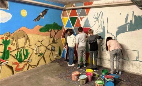 Bunt statt grau: Die Schüler arbeiten bereits am nächsten Teil des Wandgemäldes.Foto re