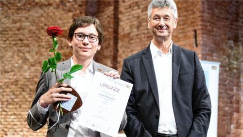 Christian Berghammer erhielt beim Bundeswettbewerb Fremdsprachen den zweiten Landespreis von Staatsminister Michael Piazolo überreicht. Foto Barth-Tuttas
