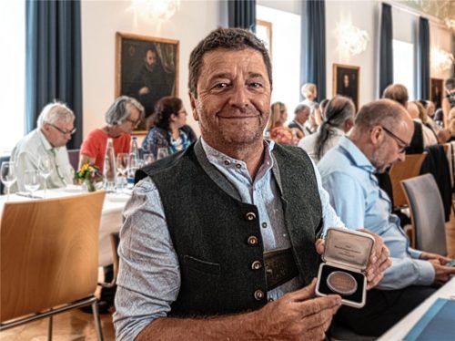 Christian Reisner freut sich über die Bezirksmedaille. Hat er sie erwartet? Nein. Hat er sie verdient? Ja. Foto Thomae