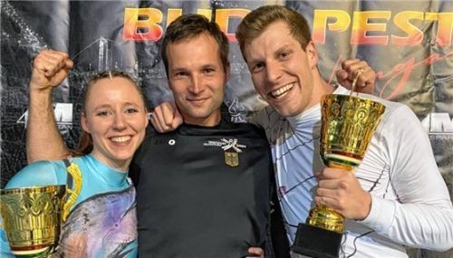 Christina Lampeter und Christian Gartmeier mit Trainer Philipp Sauter freuten sich über die Pokale für den vierten Platz. Foto RRCR