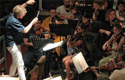Cornelia von Kerssenbrock weiß präzise, wo sie hin will. Die Orchesterproben für Mahlers 2. Symphonie beim Immling Festival laufen vielversprechend. Foto Benekam