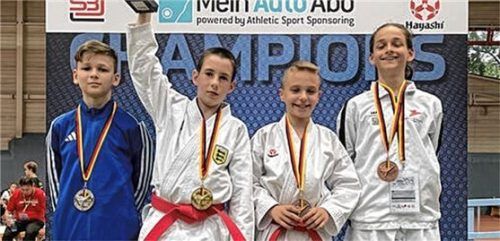 Daniel Libik (Zweiter von rechts) erkämpfte sich die Bronzemedaille. Foto Asia