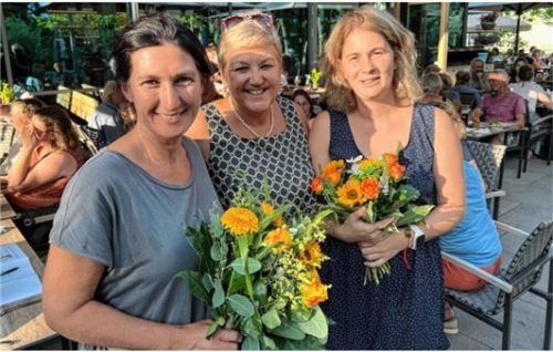 Dank von der Stadt: Es gab Essen und Blumen für alle Lotsen. Dritte Bürgermeisterin Sabine Balletshofer-Wimmer (Mitte) und die Koordinatorinnen Angelika Mairhofer (links) und Melanie Steindlmüller waren dabei.