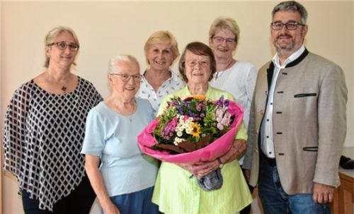 Das Bild zeigt (von links) Gemeindereferentin Manuela Bauer, Seniorenbeauftragte Hanni Karrer, Pfarrgemeinderätin Elisabeth Weiß, Lore Furtner, Seniorenbeauftragte Monika Jacobi und Bürgermeister Stefan Lederwascher.Foto WEISS