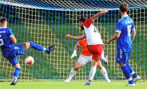 Das erste Tor der neuen Saison in der Kreisliga 2 erzielte hier Engelsbergs Adrian Zabergja.Foto mb.presse - Butzhammer