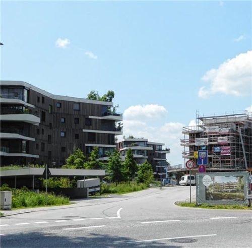 Das Foto zeigt die Einfahrt zur Kolbermoorer Conradtystraße, in der es in einer Tiefgarage zur wiederholten Brandstiftung kam. Foto Riediger