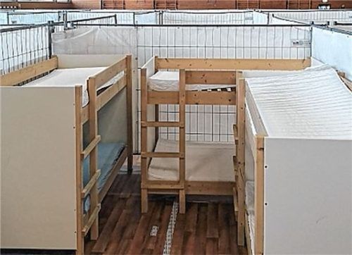 Das Landratsamt Rosenheim will vor allem geflüchteten Familien im ehemaligen „Haus Mangfall“ in Kolbermoor durch die dortigen Räumlichkeiten mehr Privatsphäre ermöglichen. Privatsphäre, die in den Turnhallen, hier ein Eindruck aus der Halle in Prien, kaum möglich ist. Foto Landratsamt Rosenheim