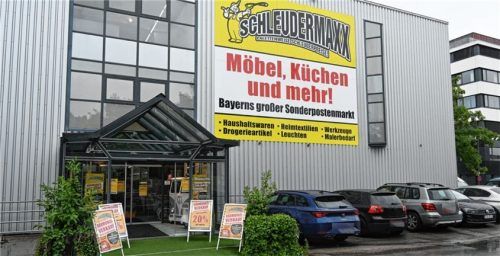 Das Möbelgeschäft „Schleuder-Maxx“ schließt Ende August. Doch es gibt auch eine gute Nachricht. Foto Schlecker