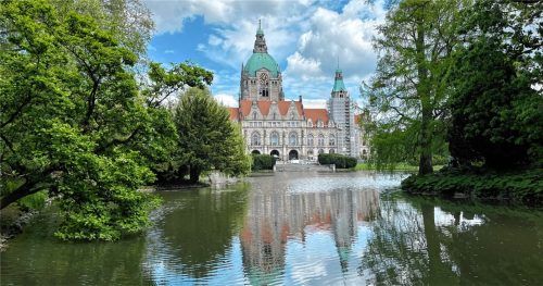 Das „Neue Rathaus“ spiegelt sich im Wasser eines der vielen Seen. Fotos Karin Kudla
