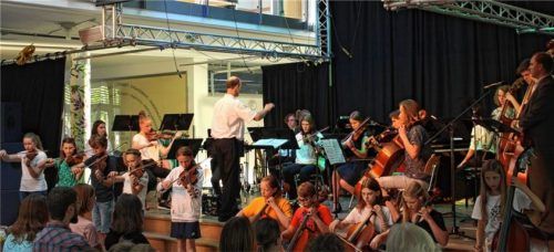Das Orchester unter der Leitung von Sebastian Schlierf spielt „Karneval der Tiere“. Foto re