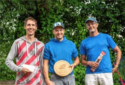 Das Podium der Gesamtwertung: Toni Stadler, Felix Huber und Armin Reulein (von links).Foto Regatta-Surfclub Chiemsee