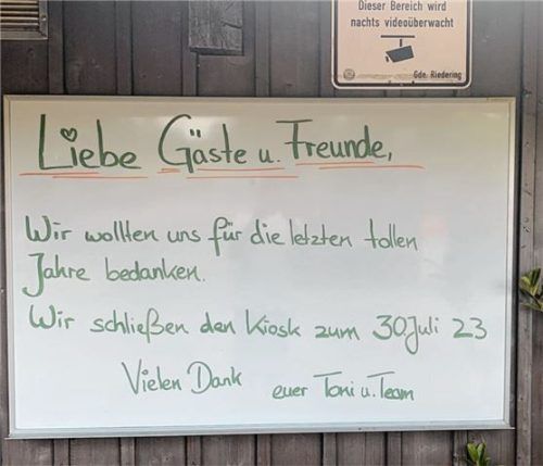 Dass der Kiosk zum 30. Juli schließt, steht an der Kioskwand am Tinninger See geschrieben. Foto re