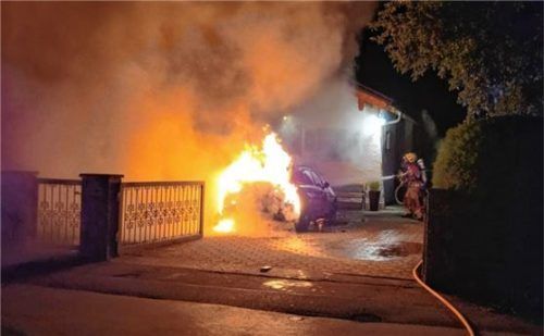 Das brennende Fahrzeug, einen gerade einmal sechs Monate alten BMW 320e im Wert von rund 70000 Euro, konnte die Feuerwehr nicht retten, ein Übergreifen der Flammen auf das Wohnhaus aber verhindern. Foto Freiwillige Feuerwehr Bruckmühl