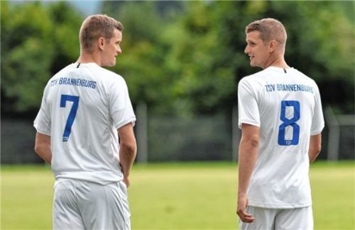 Den ersten Auftritt mit dem TSV Brannenburg in der Kreisliga haben die Bender-Zwillinge Sven (links) und Lars am letzten Juli-Wochenende in Großholzhausen. Foto Hans-Jürgen Ziegler