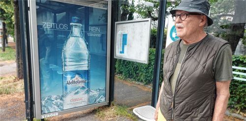 Den Rosenheimer Gert Wimmer ärgert der Zustand der Haltestelle „Pernauer Straße“ in Rosenheim. Für ihn ist sie nur „gut zum Stolpern“ geeignet. Foto Beuerlein