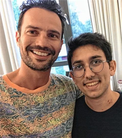 Der 23-jährige Saltuk (rechts) ging beim Schwimmen plötzlich unter. Robert Schlemer sprang ins Wasser und rettete ihn.Foto Armin Pongs