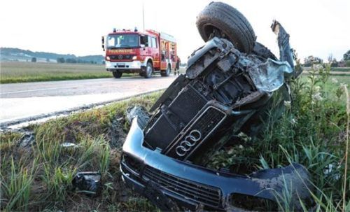 Der erheblich beschädigte Audi des Fahrers.Foto fib