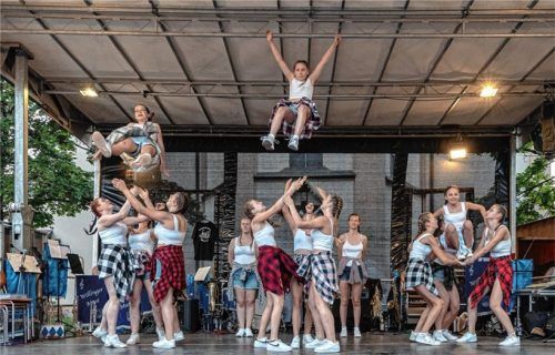 Der Faschingsverein Mangfalltal ist mit seinem Auftritt Teil des bunten Bürgerfestprogramms. Er wird die Besucher – wie schon im letzten Jahr – mit spektakulären Choreografien begeistern.