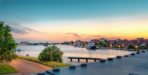 Der Große Hafen liegt nur wenige Gehminuten von der Wilhelmshavener Innenstadt entfernt. Foto DJD/www.wilhelmshaven-touristik.de/Rainer Ganske