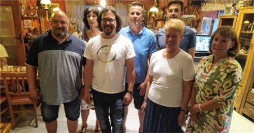 Der neu gewählte Vorstand (von links): Francesco Caggiano, Wolfgang Zenker, Rosa Behnke, Gabi Blum sowie (hinten von links) Heidi Buchbauer, Stefan Töpler und Alex Both. Foto re