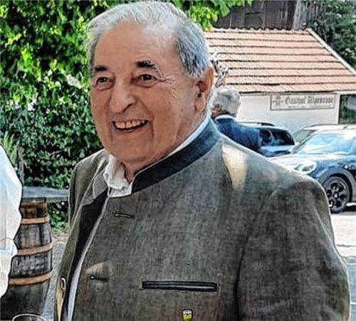 Der Samerberg gratuliert Jubilar Sepp Staber.Foto huber