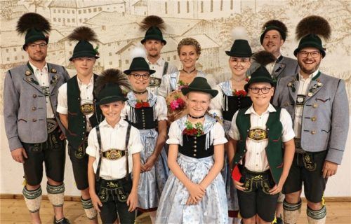 Der stellvertretende Vorsitzende Andreas Kink (links) und der Vorsitzende Sebastian Graf (rechts) präsentieren sich stolz mit den jungen Gewinnern des Vereinsplattelns. Fotos Rehberg