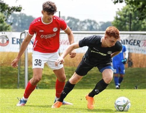 Der TSV Brannenburg (am Ball) musste sich dem FC Julbach-Kirchdorf aus Niederbayern geschlagen geben.Foto Gabi Zucker