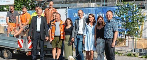 Der Vorsitzende der Raiffeisenbank Aschau-Samerberg, Daniel Sauer (Vierter von rechts), sowie Geschäftsstellenleiter Markus Entfellner (vorne links) verhandelten mit Bürgermeister Daniel Mair (rechts) über die Rückgabe des Firstbaumes des neuen Raiffeisengebäudes in Frasdorf.Foto Rehberg