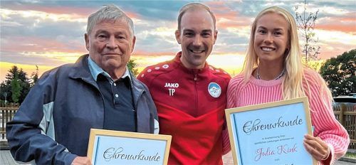 Der Vorsitzende des WSV Aschau Tobias Prankl (Mitte) ernannte Biathlon-Weltmeisterin Julia Kink und Vereinsurgestein Sigi Altmann für ihre Verdienste zu Ehrenmitgliedern und übergab ihnen die Urkunden. Foto Rehberg