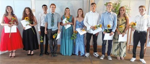 Die Abiturienten der Waldorfschule freuen sich über ihren Abschluss. Foto Wunsam