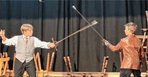 Die Brüder Franz und Karl von Moor aus Schillers Drama „Die Räuber“ messen ihre Kräfte. Der junge Franz (links) wird von Ferdinand Louys aus der Klasse 5b und der junge Karl (rechts) wird von Felix Schumann aus der Klasse 6b gespielt.Foto Inntal-Gymnasium Raubling